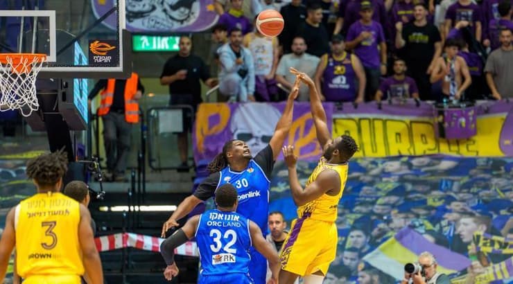 אדאמה סאנוגו מעל די ג'יי ברנס