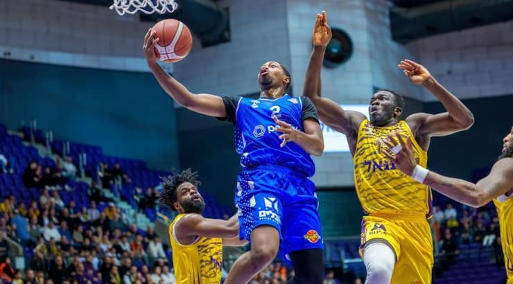 דנבר ג'ונס עולה לסל