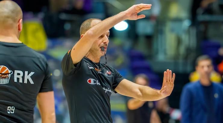 השופט מסמן לעבירה טכנית