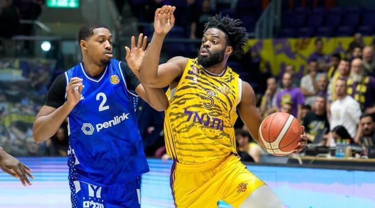 דריק וולטון במאבק עם דנבר ג'ונס