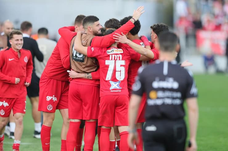 שחקני הפועל ת"א חוגגים