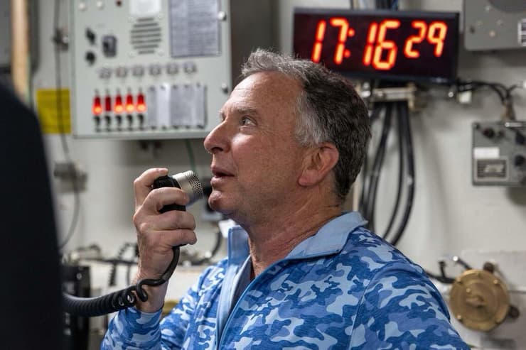 בראד קופר, ג'ארד קושנר וסטיב וויטקוף על נושאת המטוסים האמריקאית