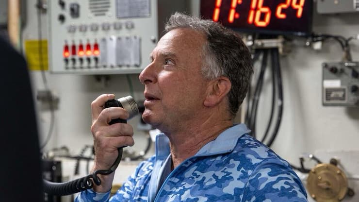 בראד קופר, ג'ארד קושנר וסטיב וויטקוף על נושאת המטוסים האמריקאית