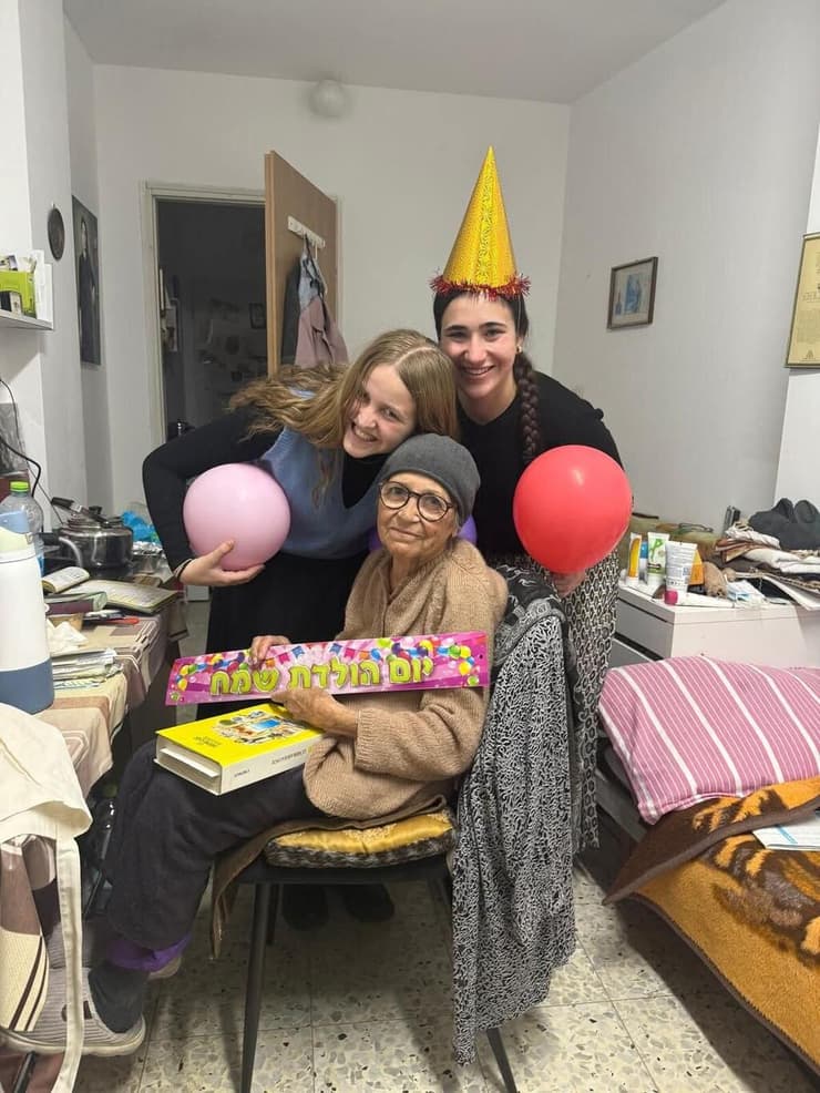 מתנדבות העמותה משמחות את אליס פרץ ביום הולדתה ה-90   