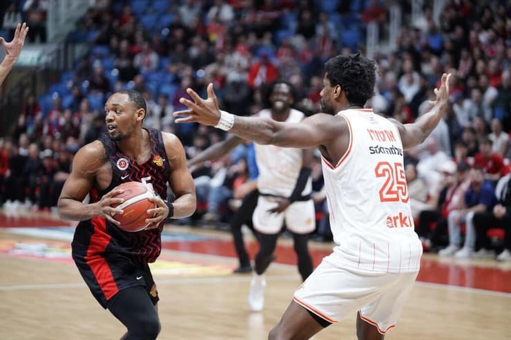 שחקן הפועל ת"א דן אוטורו מול הפועל ירושלים אוסטין וויילי