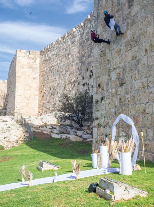 הצעת נישואים בסנפלינג מהחומה