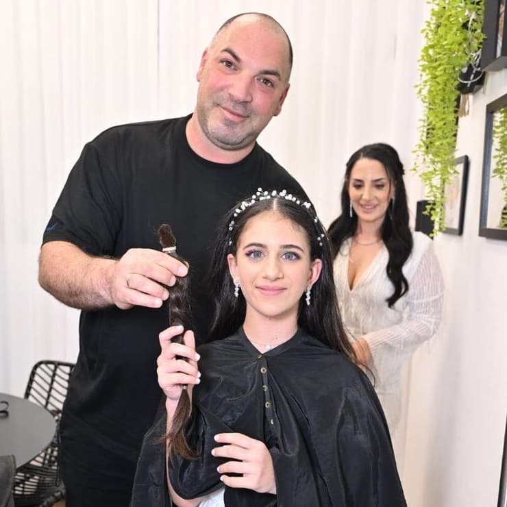 "התחושה הכי טובה בעולם". גאיה עם אבי מזרחי, בעל אולם האירועים "סטורי", ועם אמה ליאור, אחרי התספורת   