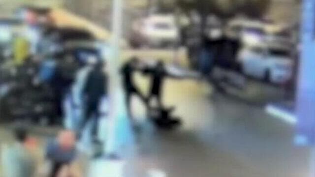 תיעוד: חרדים תוקפים ושודדים איש מכירות של ממ"דים מחוץ לקניון איילון