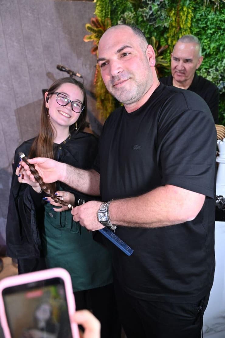 מזרחי עם המלצרית מאיה, שהסתפרה אף היא. "שאלתי אם יש מישהי נוספת שרוצה לתרום שיער, והיא מיד התנדבה"   