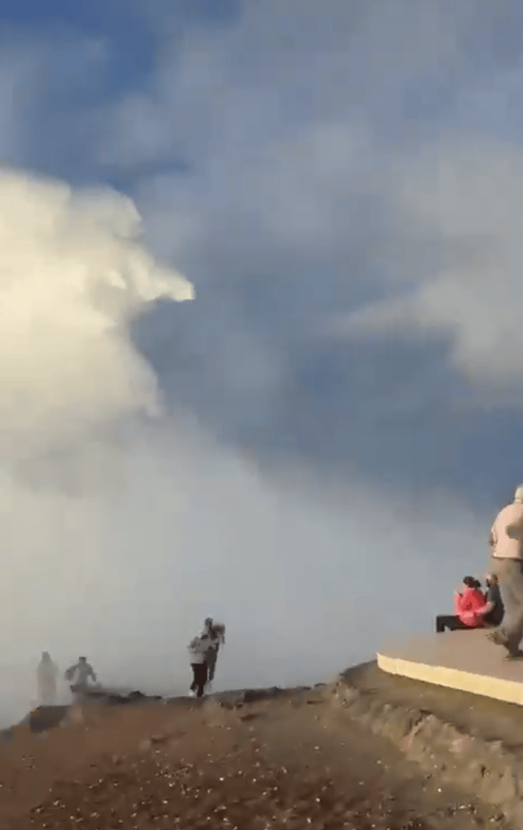 תיירים מסתכנים מול גלי ענק באיים הקנריים