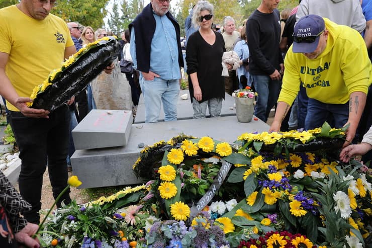 אוהדי מכבי ת"א בהלווית דייויד פדרמן