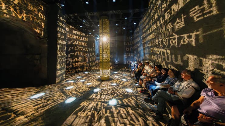 מיצב העמוד בשער הקדום