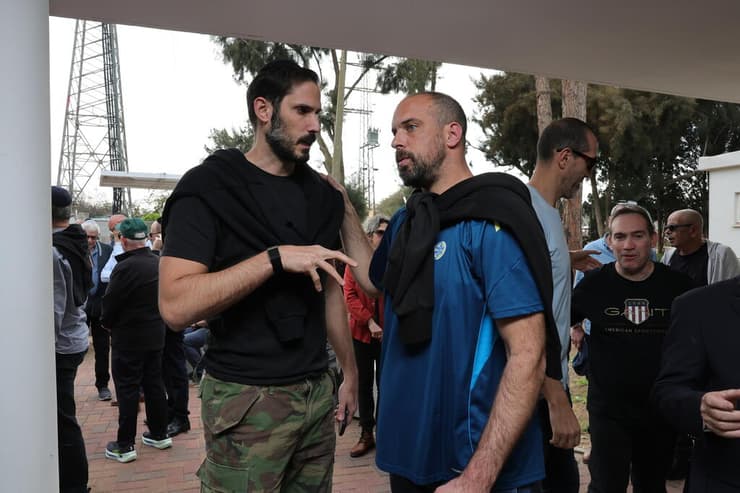 עומרי כספי ויותם הלפרין בהלווית דייויד פדרמן