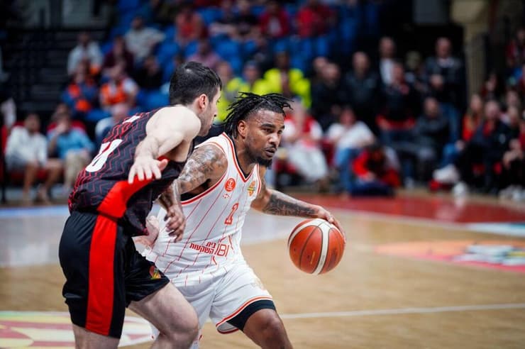 שחקן הפועל ת"א כריס ג'ונס