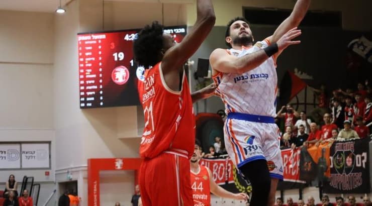 ניק אונגנדה מנסה לחסום