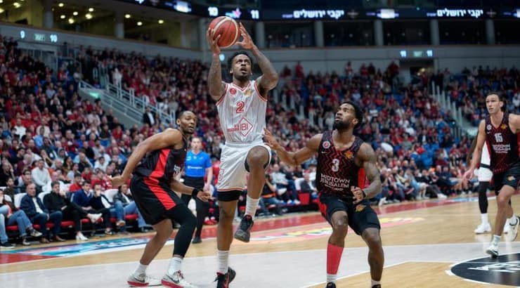 אנטוניו בלייקני עולה לסל