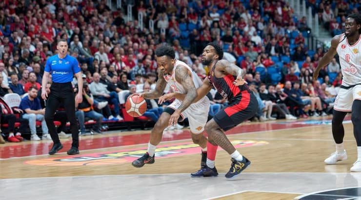 אנטוניו בלייקני וקאדין קרינגטון