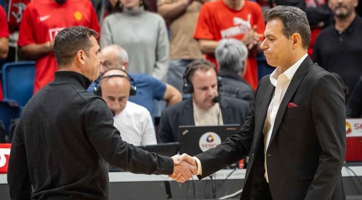 יונתן אלון ודימיטריס איטודיס לפני המשחק