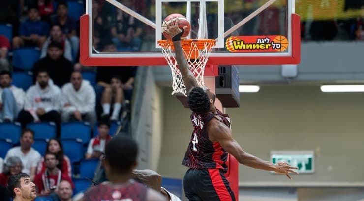 קאדין קרינגטון עם הדאנק