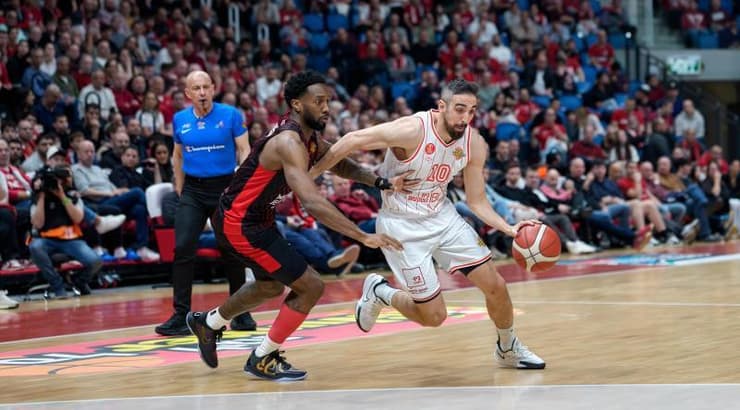 בר טימור עם הכדור