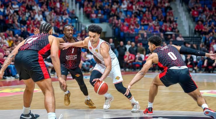 אלייז'ה בראיינט עם הכדור