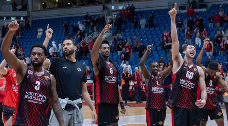 שחקני הפועל ירושלים חוגגים