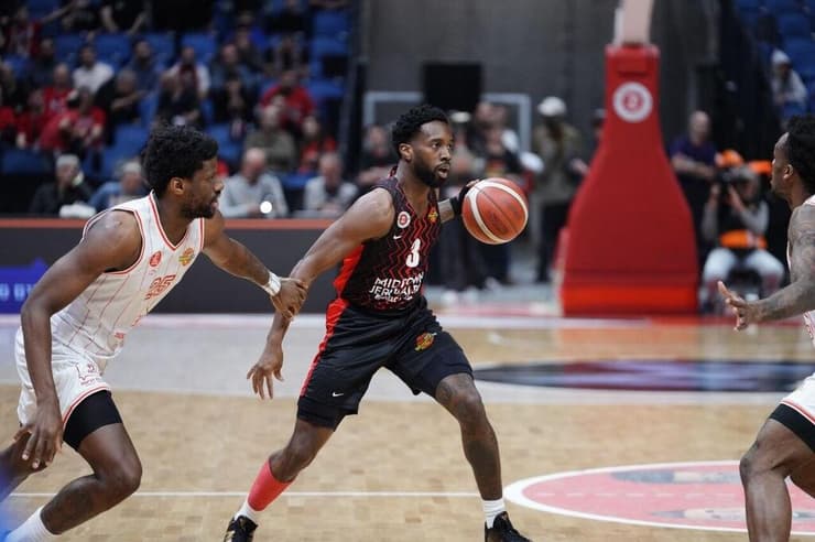 שחקן הפועל ירושלים קאדין קרינגטון מול שחקן הפועל ת"א ג'ונתן מוטלי