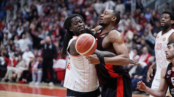 שחקן הפועל ת"א ג'ונתן מוטלי מול הפועל ירושלים אוסטין וויילי