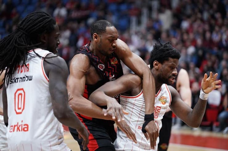 שחקן הפועל ת"א דן אוטורו מול הפועל ירושלים אוסטין וויילי