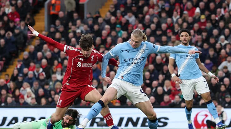 שחקן מנצ'סטר סיטי ארלינג הולאנד מול שחקן ליברפול מיולש קרקז