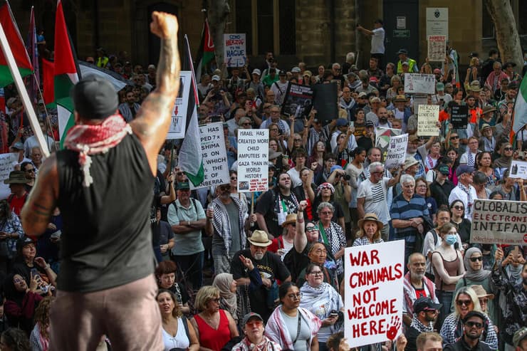 מפגינים נגד ביקור הנשיא הרצוג בסידני