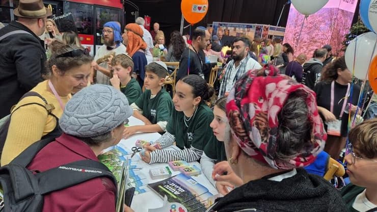 תלמידי ביה"ס רמב"ם בפעולה. "הכי חשוב לנו לחשוף את הפנים היפות של העיר"  