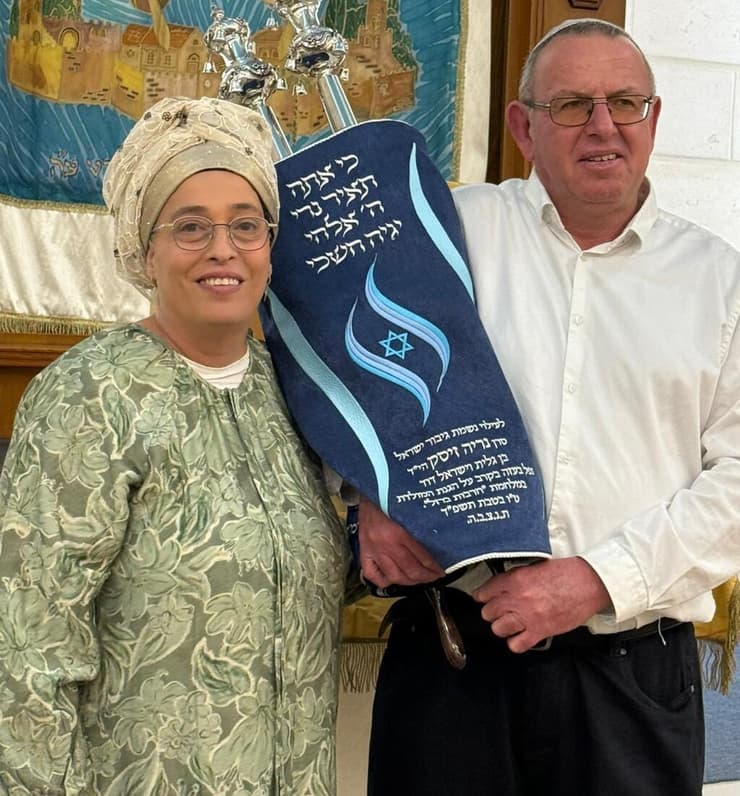 הוריו של סרן (במיל') נריה זיסק ז"ל, גלית וישראל דוד, עם ספר התורה לזכר בנם