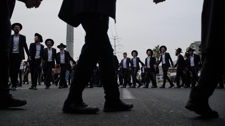 הפגנת חרדים בצומת קוקה קולה