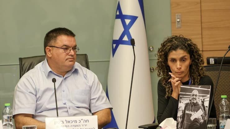 ורד גושן עם תמונת בעלה ז"ל רון לצד ח"כ מיכאל ביטון