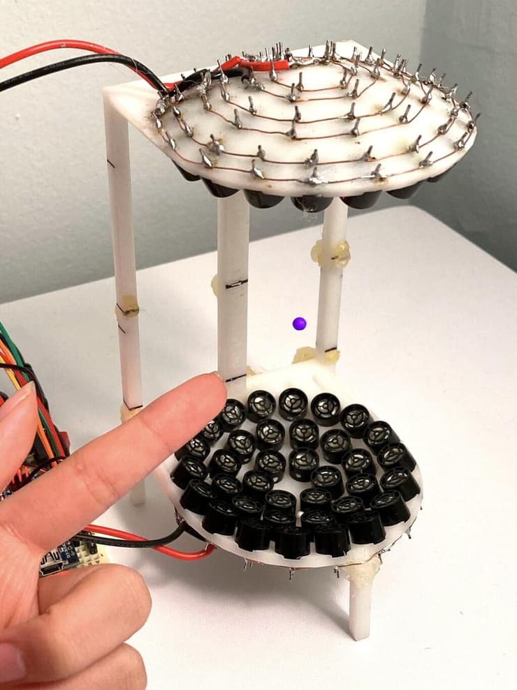 סוג חדש של גביש זמן – גביש שחלקיקיו מרחפים באמצעות גלי קול, תוך כדי אינטראקציה זה עם זה. בתמונה ניתן להבחין בכדורית בצבע סגול, שמרחפת באוויר הודות לגלי קול הבוקעים מרמקולים המסודרים במבנה התורם לכך