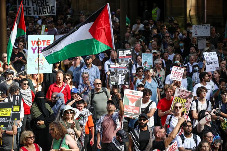 מפגינים נגד ביקור הנשיא הרצוג בסידני