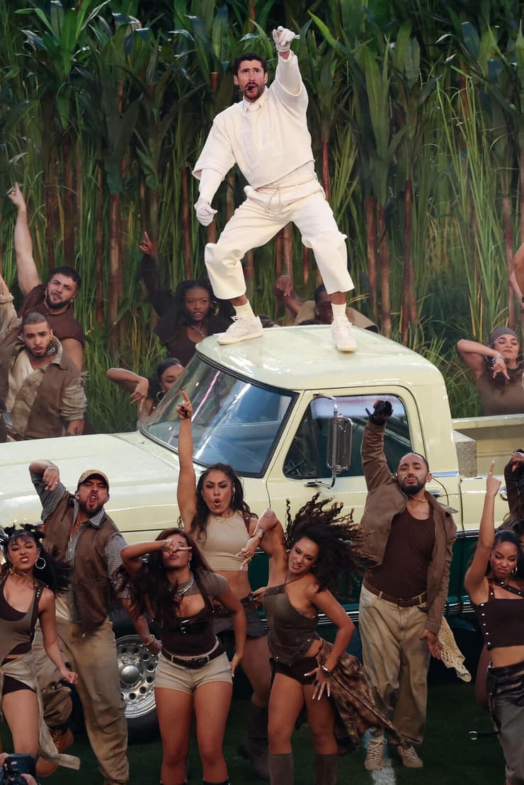 "אף אחד לא מבין מילה ממה שהוא אומר", תקף טראמפ (צילום: AFP) באד באני במופע המחצית בסופרבול