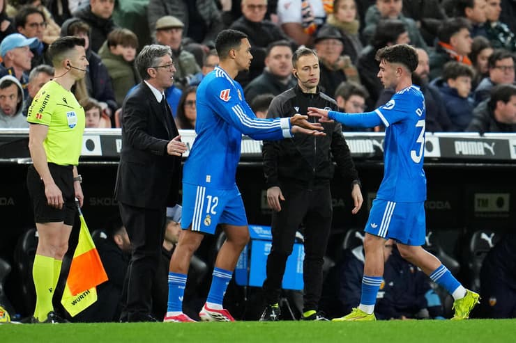 אלכסנדר-ארנולד מחליף את חימנס, אתמול במסטאייה