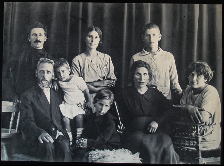 משפחת יצקר. עומד מימין, צבי שץ