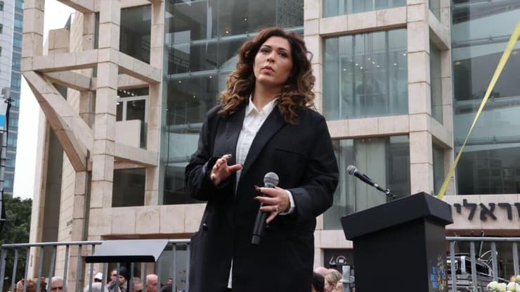 עדי כהן מופיעה בטקס האשכבה של מתי כספי (צילום: מוטי קמחי) עדי כהן מבצעת את השיר "עוד יום"