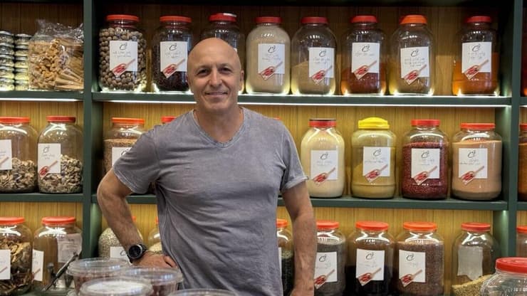 גיא פרג הבעלים של תבליני פרג