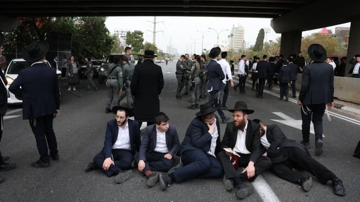 הפגנת חרדים בצומת קוקה קולה