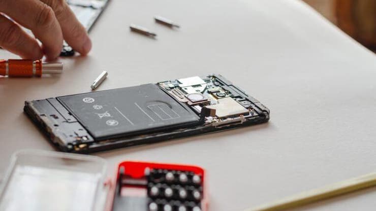 סמארטפון פתוח עם סוללה