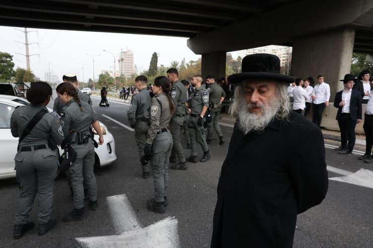 הפגנת חרדים בצומת קוקה קולה