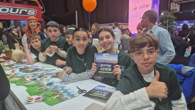 פרזנטורים משופשפים. התלמידים ביריד   