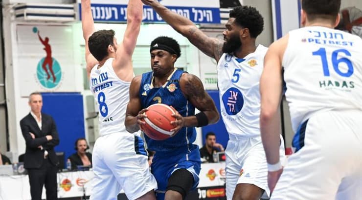 ג'ימי קלארק בין שחקני רעננה