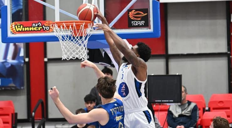 לנארד פרימן עולה לסל