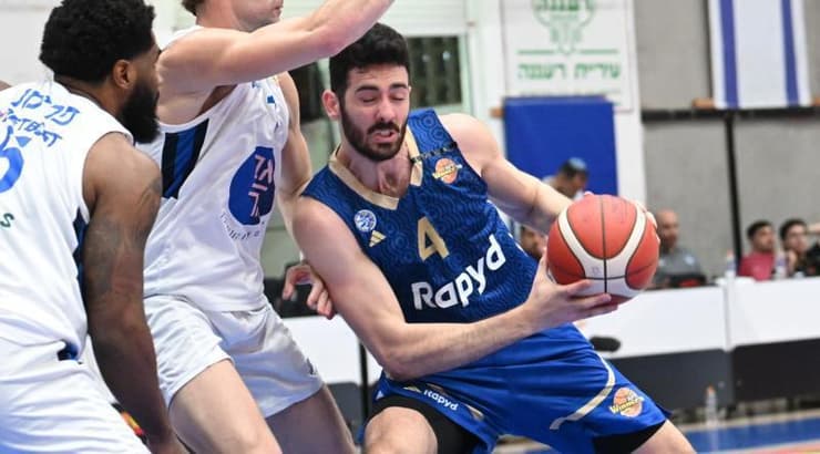 גור לביא נאבק על הכדור