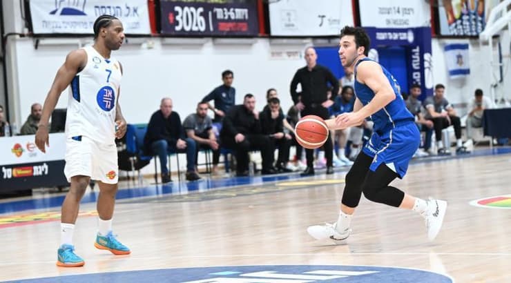 תמיר בלאט עם הכדור